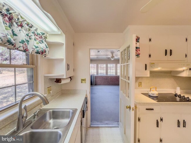 Building Photo - 194 Red Hill Rd