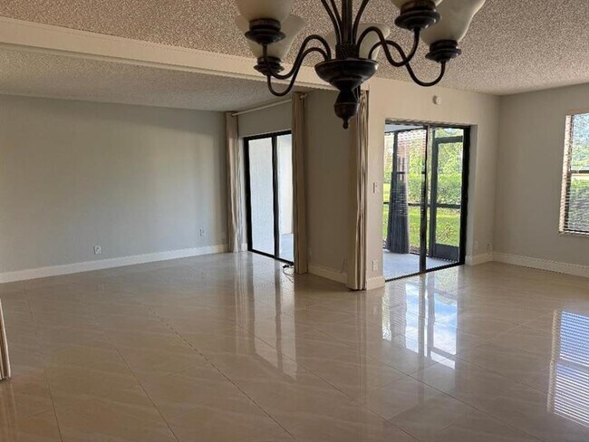 Building Photo - 2320 S Cypress Bend Dr