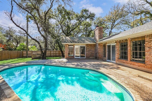 Building Photo - 11601 Three Oaks Trail