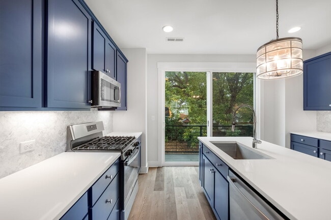 Building Photo - 642 W End Dr