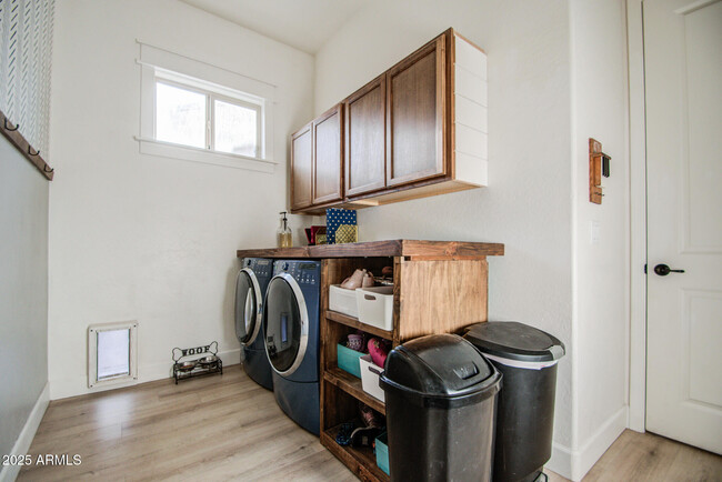 Building Photo - 2552 E Redwood Pl