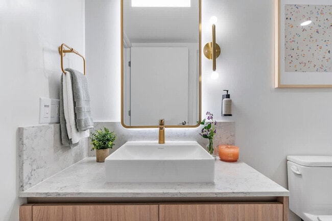 Building Photo - 601 NE 1st Ave