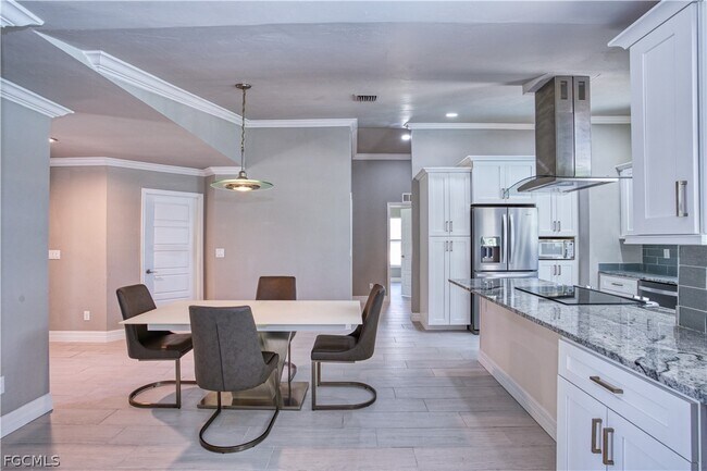 Building Photo - 911 SW 3rd Ave