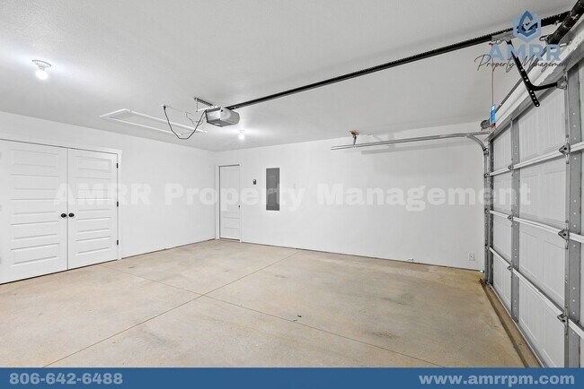 Building Photo - 208 SW Vicki St