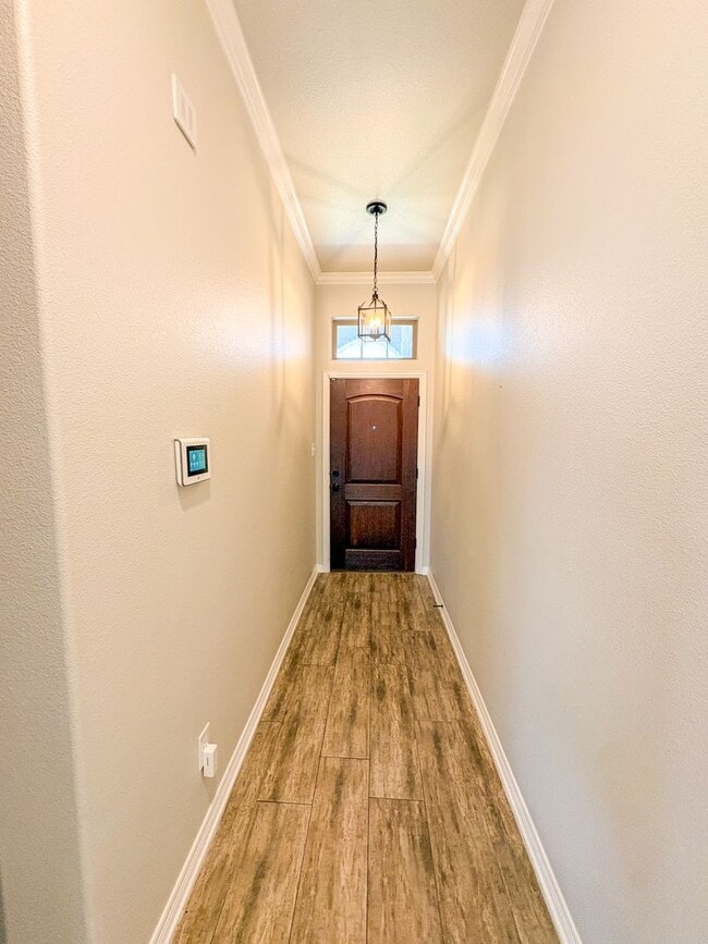 Building Photo - 701 Juniper Dr