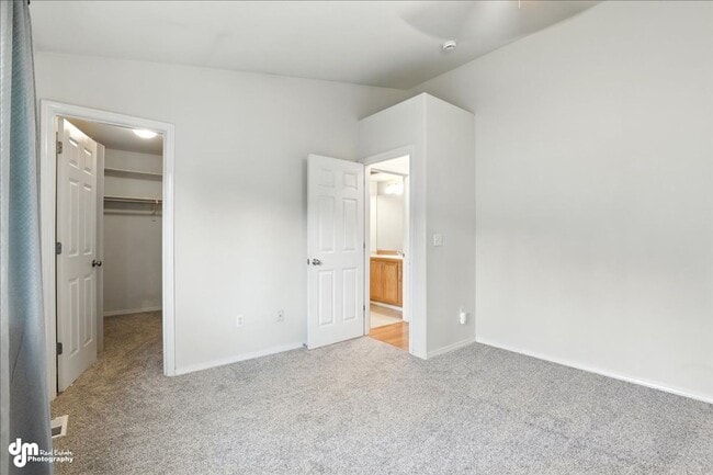 Building Photo - Charming 2BD/2BA Condo!