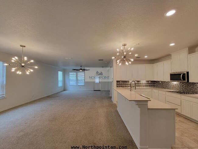 Building Photo - Beautiful 5 Bedroom Home in Boerne Availab...