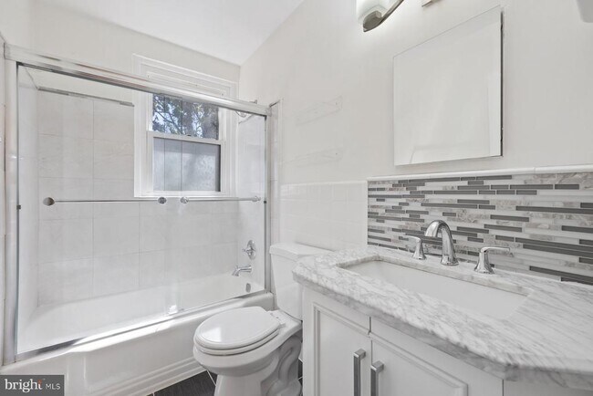 Building Photo - 4822 Chevy Chase Dr