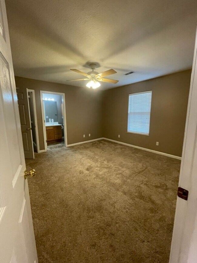 Building Photo - Hardin Valley Knoxville 37932 - 4 bedroom, 2 bath home - Call Ed Johnson 865-924-5045