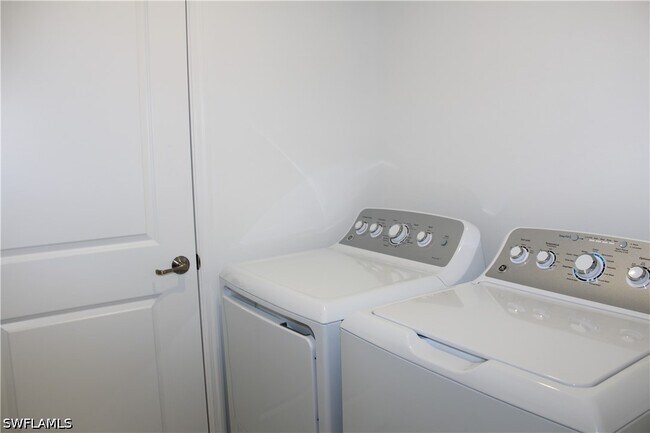 Building Photo - 5661 Melbourne Ct