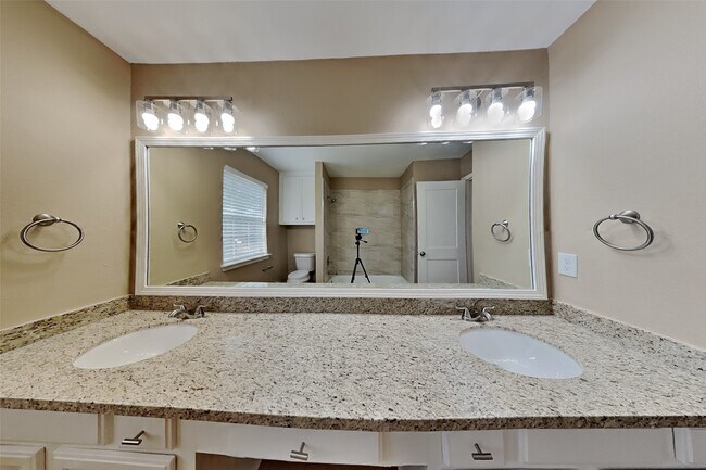 Building Photo - 7415 Broken Ridge Dr