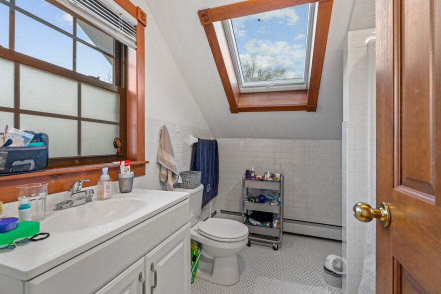 Full bath 1 of 2 - 35 Eld St