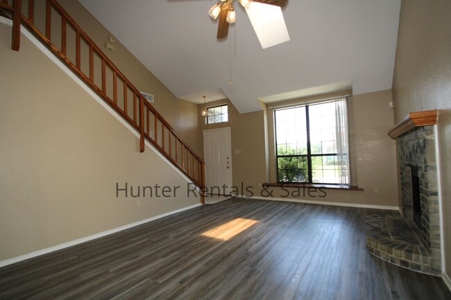 Building Photo - Two-Story Living!