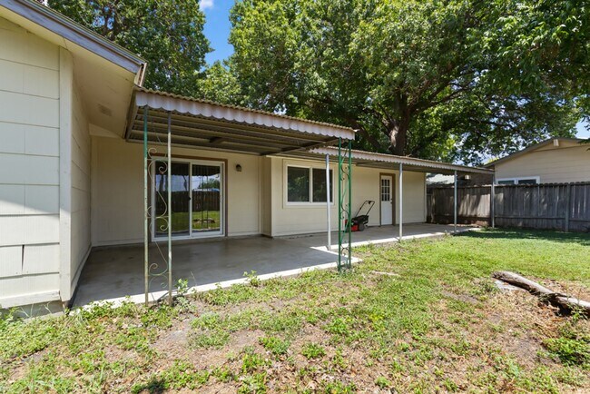 Building Photo - 8810 Garden Quarter St