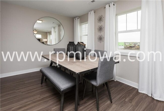 Building Photo - UPDATED!! 2 Bedroom, 2.5 Bath Townhome in Ankeny