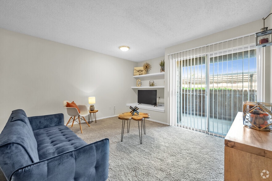 1 BR, 1 BA, 718 SF.- Living Room - Chasewood