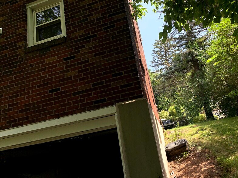 Building Photo - 1015 Willow Dr