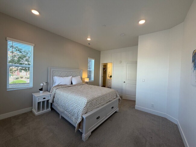 Building Photo - 5801 S Garnet Dr