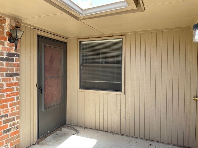 Building Photo - Large 2 Bed 2 Bath Duplex In NW OKC