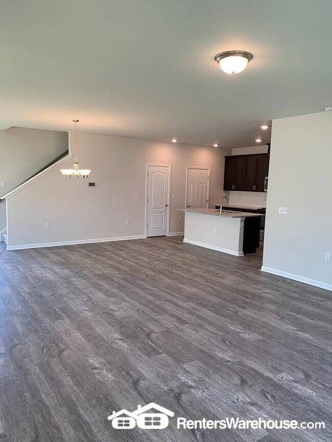 Building Photo - Spacious 4-bedroom home with large loft! A...