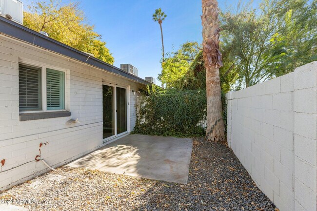 Building Photo - 502 E Roanoke Ave