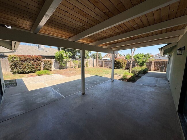 Building Photo - SW Visalia Home Available Now!!