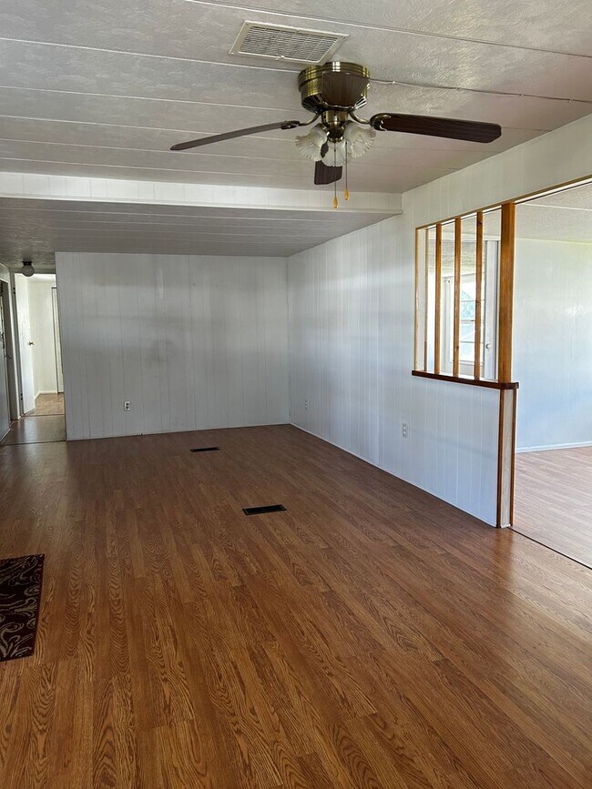 Building Photo - 2 Bedroom Home with a den - Loads of ameni...