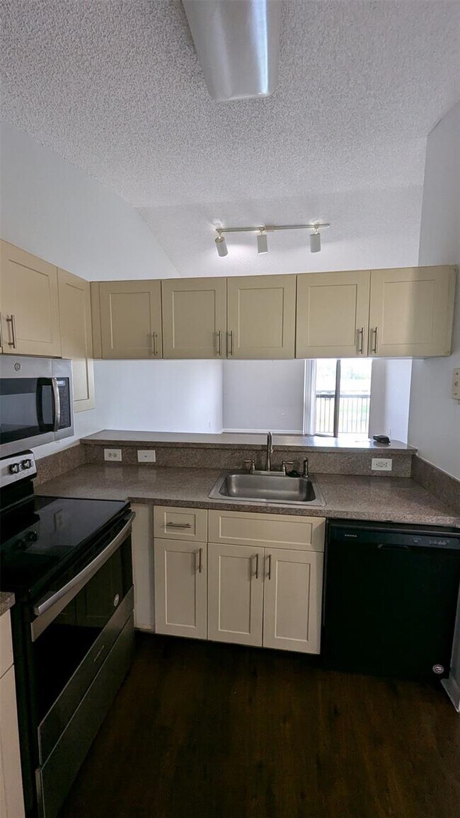 Building Photo - 9919 Nob Hill Ct