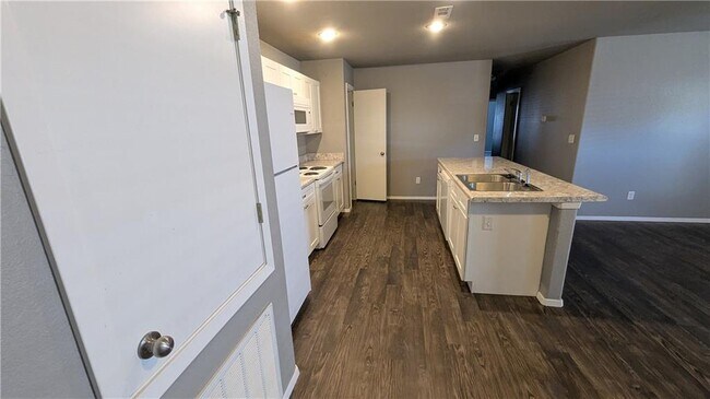 Building Photo - 228 E Anabranch Ct