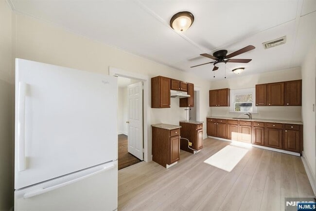 Building Photo - 75 Lakeview Terrace