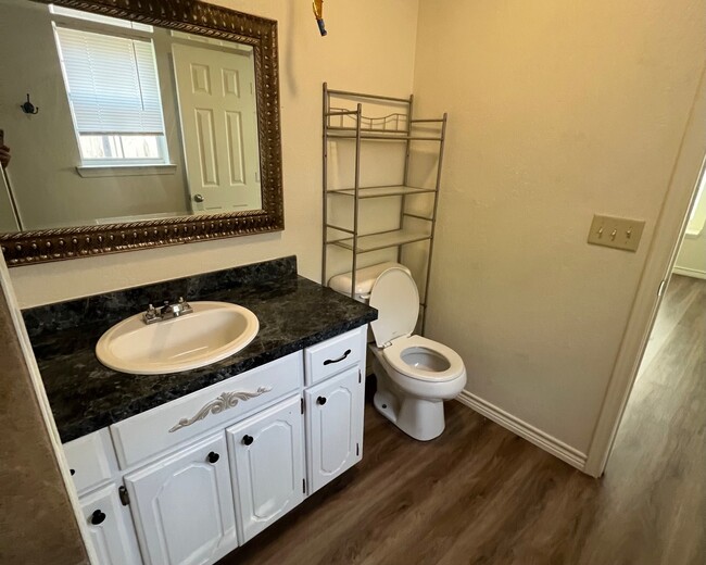 Building Photo - 1102 Dierks St