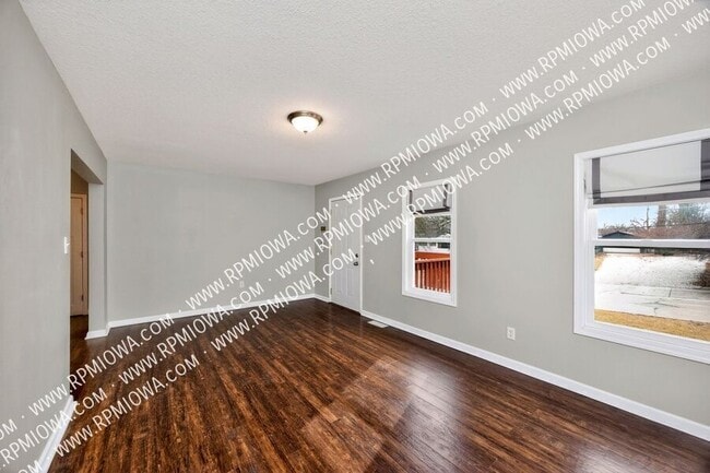 Building Photo - 6717 Roseland Dr