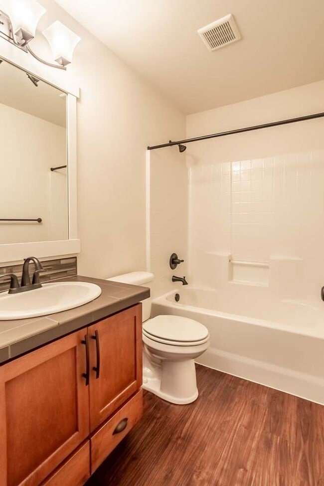 Building Photo - Welcome to the Brownstones at Issaquah Highlands Available August 1st