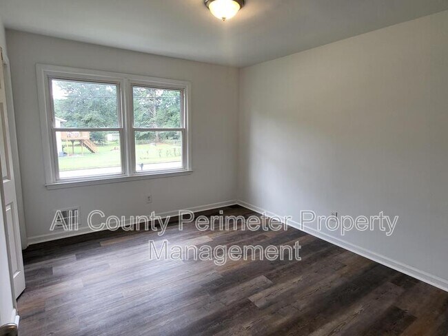 Building Photo - 6370 Ashdale Dr