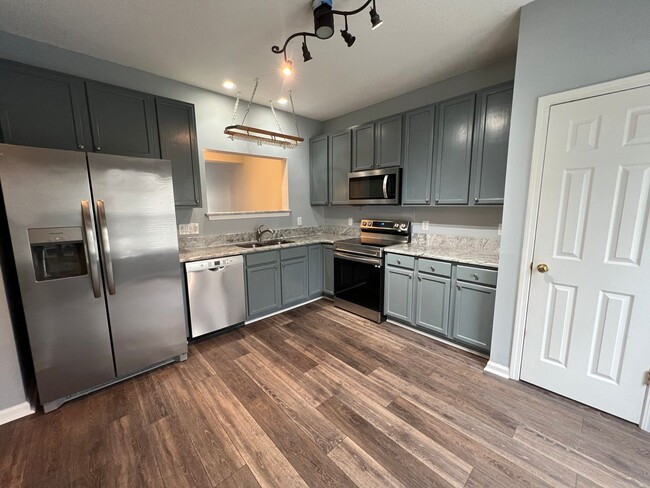 Building Photo - Renovated 3 Bed | 2.5 Bath Townhouse in No...