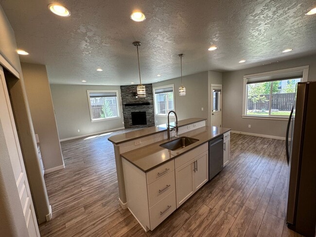 Building Photo - Charming and Modern Redmond Home: Pet-Friendly, Two-Car Garage, and More!