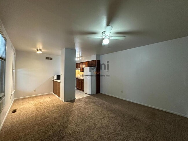 Building Photo - 703 Elm St