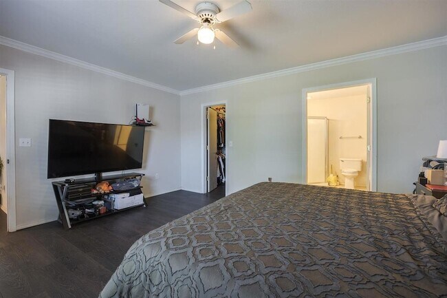 Building Photo - 205 Lincoln St