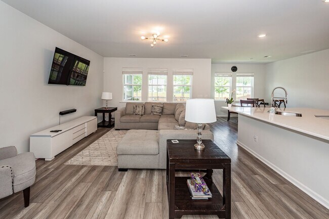 Building Photo - 6 Bedroom 4.5 Bath in Limehouse Village - Summerville