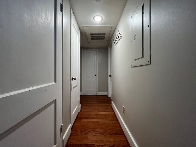 Building Photo - 2427 Vail Ave
