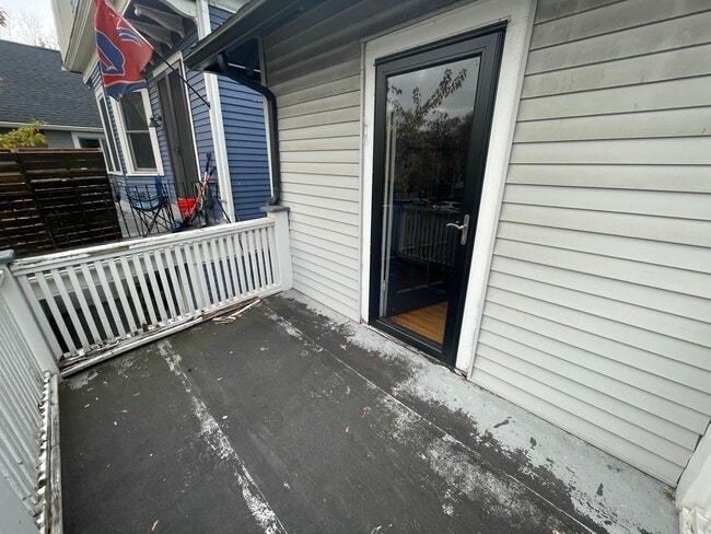 Building Photo - 1587 Amherst St
