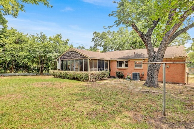 Building Photo - Convenient Living in Dallas – 3BR/2BA Home...