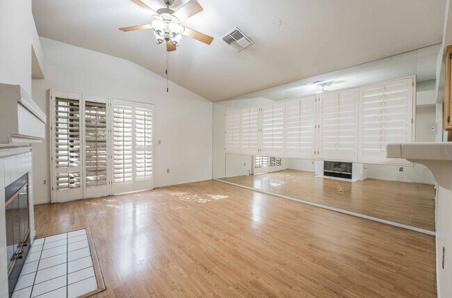 Building Photo - Stunning 3 Bedroom home!