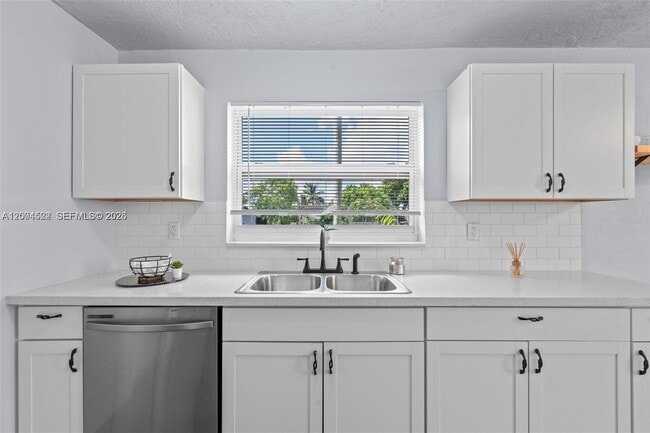 Building Photo - 5621 SW 38th Ct