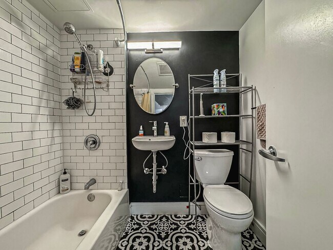 Building Photo - Bright and Sophisticated Studio Minutes Away from The Warf With Storage, Parking & Utilities Incl...