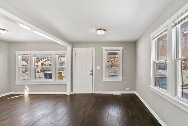 Building Photo - 1119 E 84th St