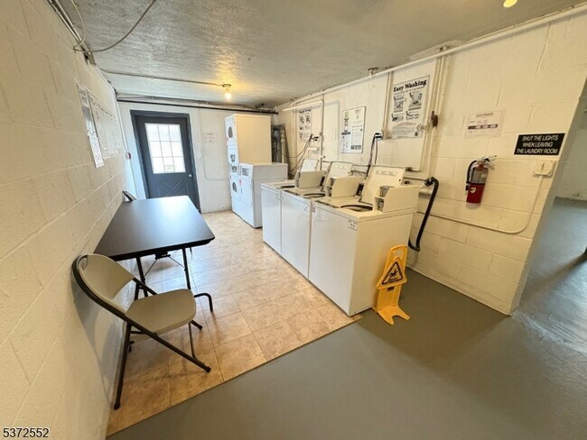 Building Photo - 565 Grove St