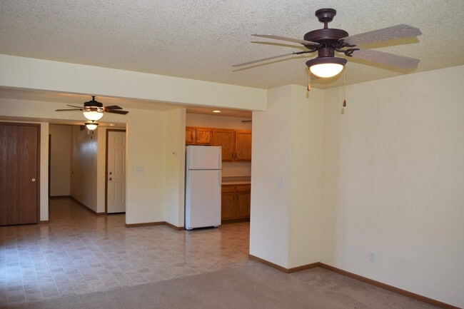 Building Photo - Spacious & Convenient Living in Shady Oaks!