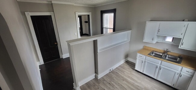 Building Photo - 1 Bedroom Apartment