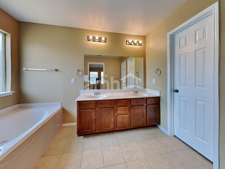 Building Photo - 524 Anchor Way